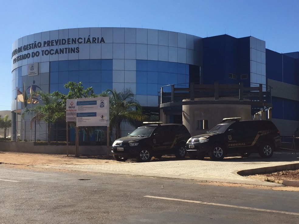 PF cumpre mandados na sede do Igeprev, em Palmas (Foto: Mary Araújo/TV Anhanguera)