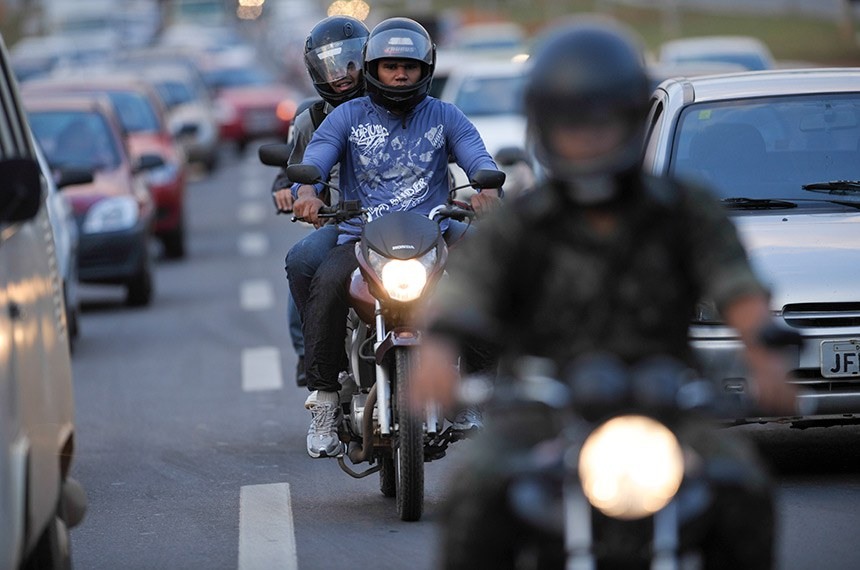 Motos no trânsito de Brasília.