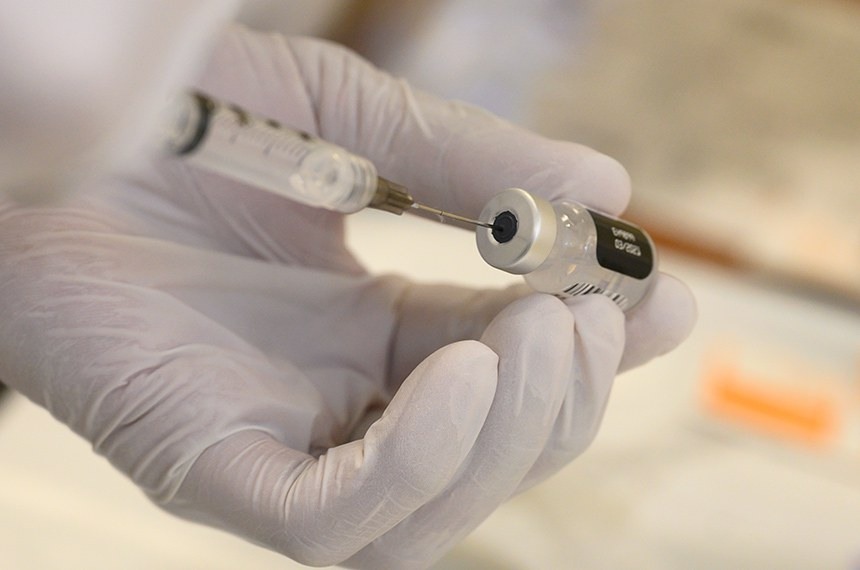 14.12.2020 Dose da vacina contra a Covid-19 é administrada no Centro Médico Nacional Militar Walter Reed, em Maryland, nos EUA.    Navy Seaman Milan Torres, a hospitalman, prepares a dose of the COVID-19 vaccine to be administered to a patient, Walter Reed National Military Medical Center, Bethesda, Md., Dec. 14, 2020. (DoD photo by Lisa Ferdinando)