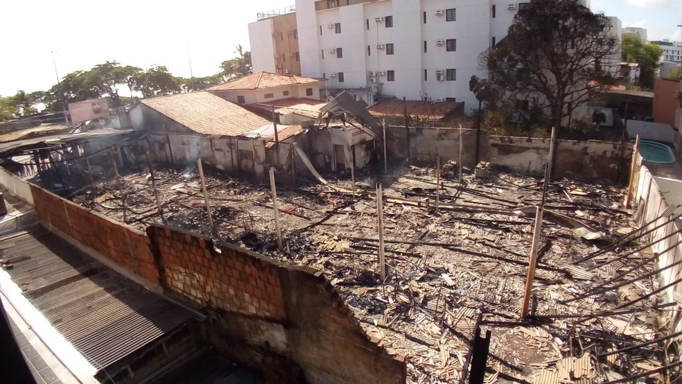 IncÃªndio atingiu, principalmente, a parte de trÃ¡s da feira de artesanato â?? Foto: AntÃ´nio Vieira/TV Cabo Branco