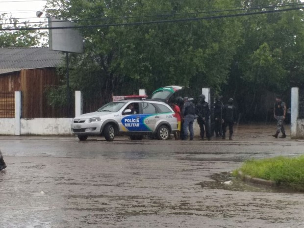 Jovem se entregou após negociação com a PM, em Macapá (Foto: Fabiana Figueiredo/G1)