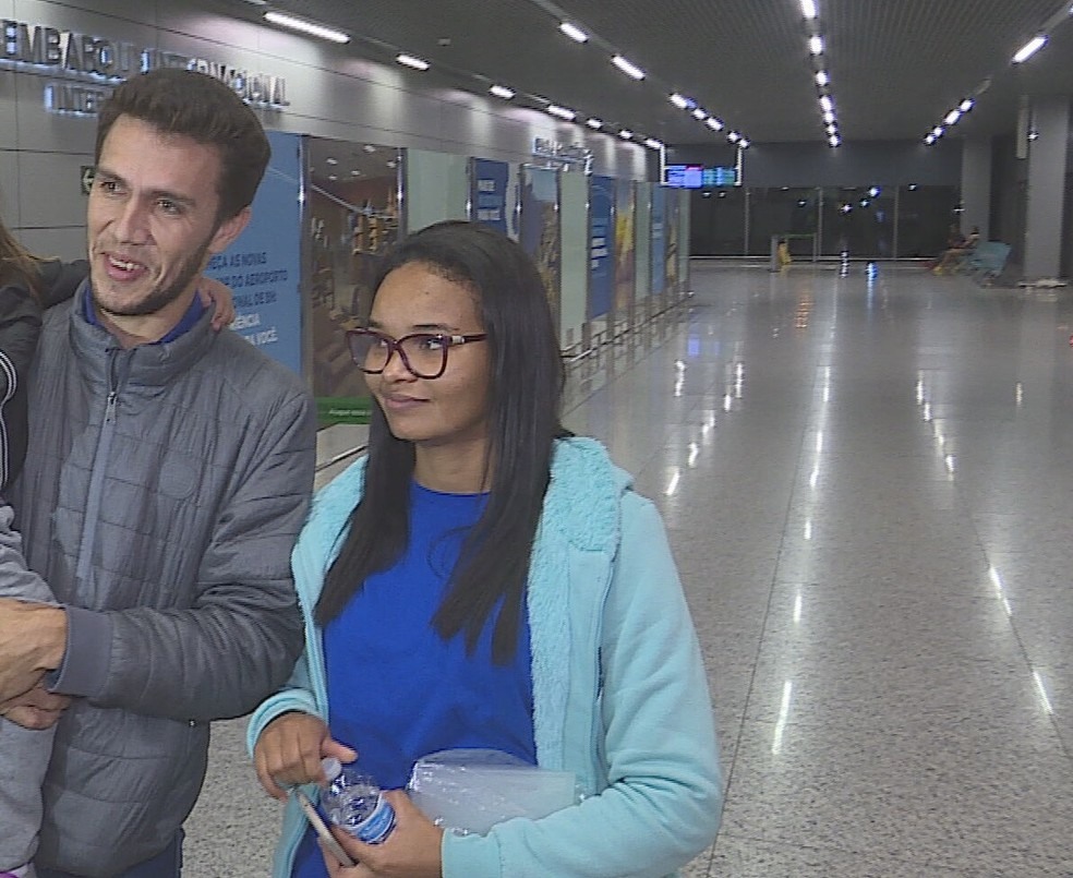 Família de Rondônia chegou ao Aeroporto de Confins nesta sexta-feira (7) em avião fretado pelo governo dos EUA — Foto: Reprodução/TV Globo 