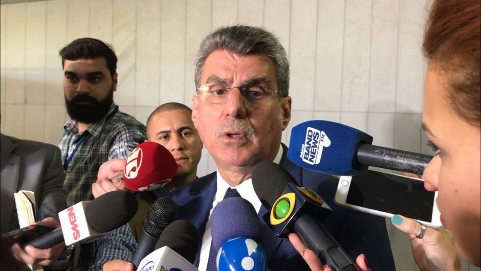 Romero Jucá (PMDB-RR) concede entrevista no salão azul do Senado (Foto: Gustavo Garcia, G1)