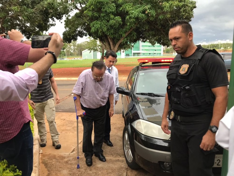 O deputado Paulo Maluf (PP-SP), ao chegar ao IML de Brasília para exames médicos (Foto: Alessandra Modzeleski/G1)