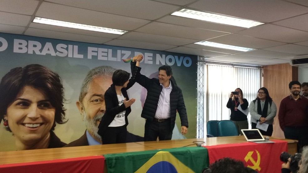 Manuela D'Ãvila e Fernando Haddad em coletiva nesta terÃ§a (7) (Foto: Paula Paiva Paulo/G1 )