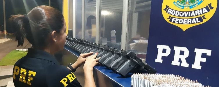 As armas e as muniÃ§Ãµes estavam em um carro de passeio que trafegava pela BR-277, no ParanÃ¡