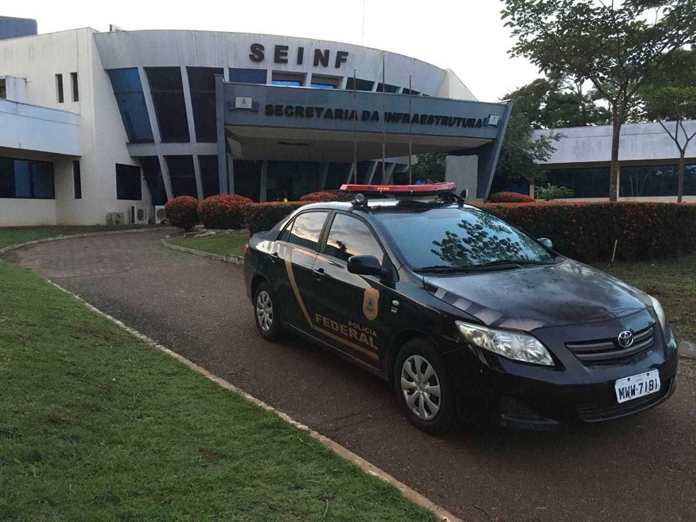 Policiais cumprem mandados na Secretaria Estadual da Infraestrutura (Foto: Divulgação/Polícia Federal)