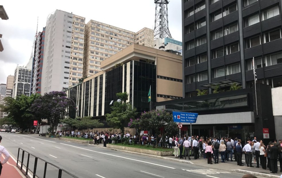 PrÃ©dios sÃ£o esvaziados na Avenida Paulista (Foto: Anderson Colombo/TV Globo )