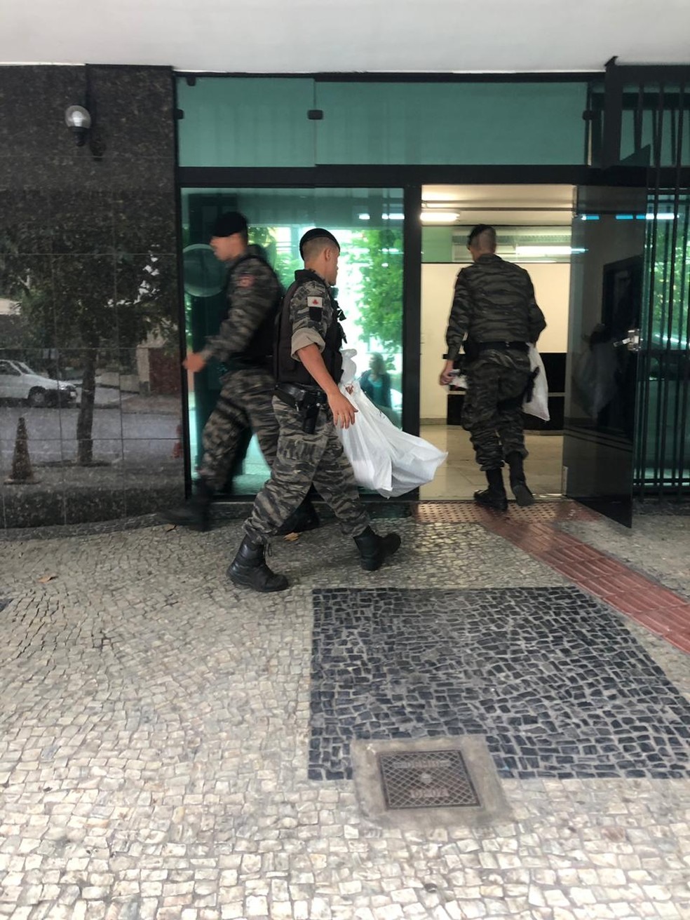 Policiais cumprem mandado na RegiÃ£o Centro-Sul de Belo Horizonte â?? Foto: Carlos Amaral/G1