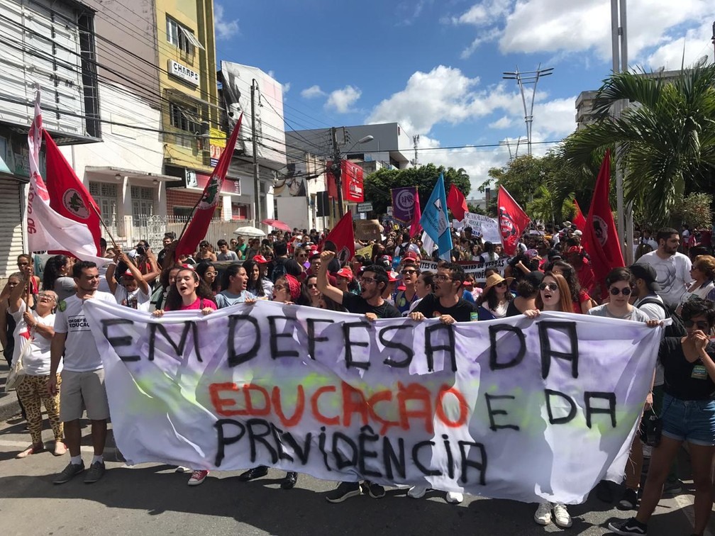 Protesto contra o bloqueio de verbas na educaÃ§Ã£o e a reforma da PrevidÃªncia em Caruaru â?? Foto: Anderson Melo/TV Asa Branca