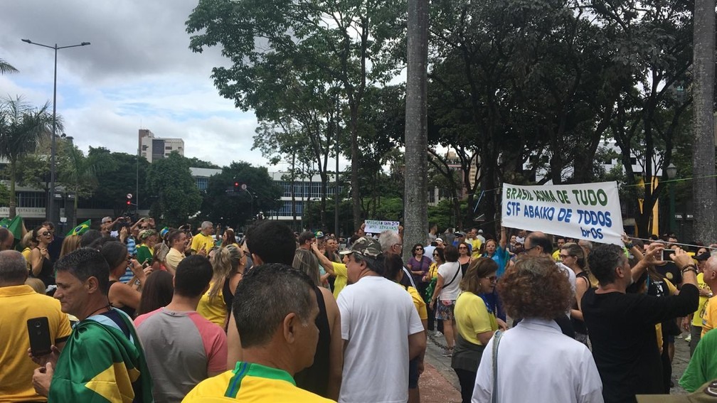 Manifestantes se reÃºnem em ato a favor da Lava Jato e contra o STF, em Belo Horizonte, neste domingo (17) â?? Foto: Carlos Eduardo Alvim/TV Globo