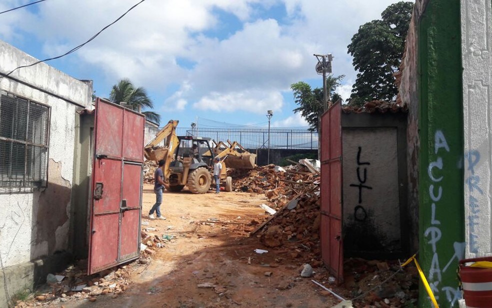 Retirada de entulho ocorre 15 dias após desabamento, na Ladeira da Soledade,em Salvador (Foto: Vanderson Nascimento/ TV Bahia)