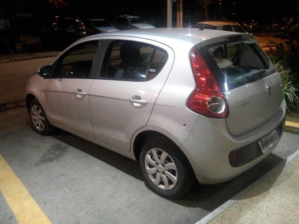 Carro em que estava vice-cônsul tem marcas de tiros na lataria (Foto: Divulgação/Polícia Rodoviária Federal)