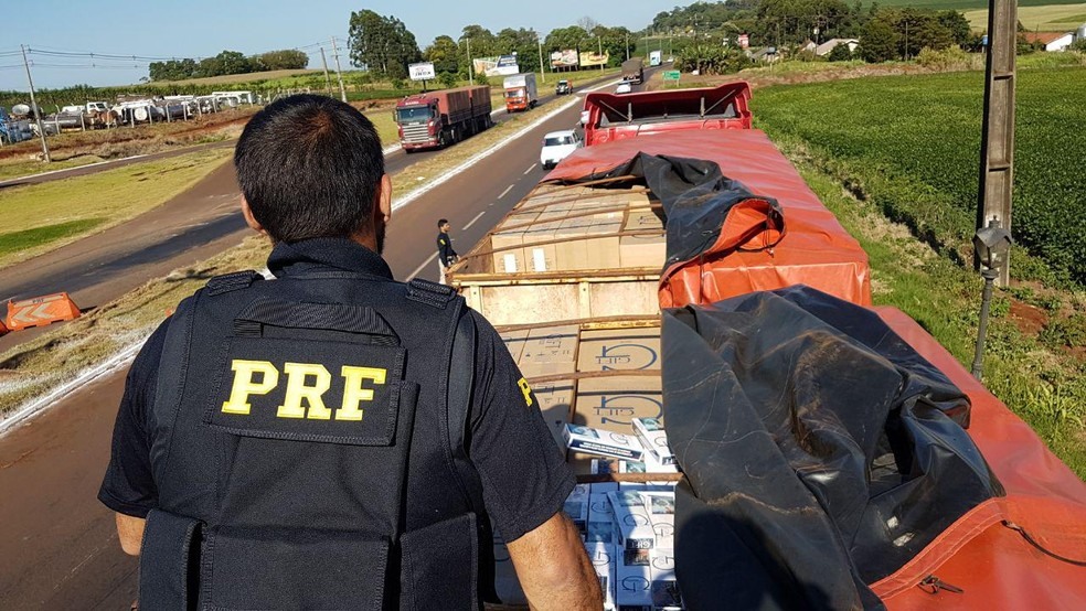 AÃ§Ã£o da PRF que prendeu caminhoneiro transportando 600 mil carteiras de cigarro em caminhÃ£o roubado â?? Foto: DivulgaÃ§Ã£o/PRF