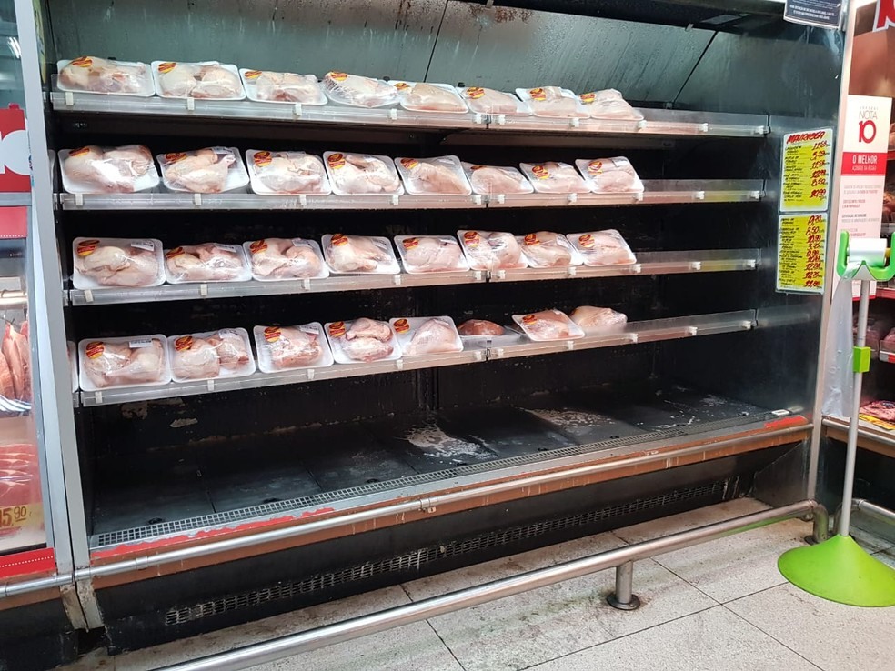 Estoque de frios estÃ¡ no fim em supermercados de MaceiÃ³ que recebem carregamento do Recife (Foto: Cau Rodrigues/G1)