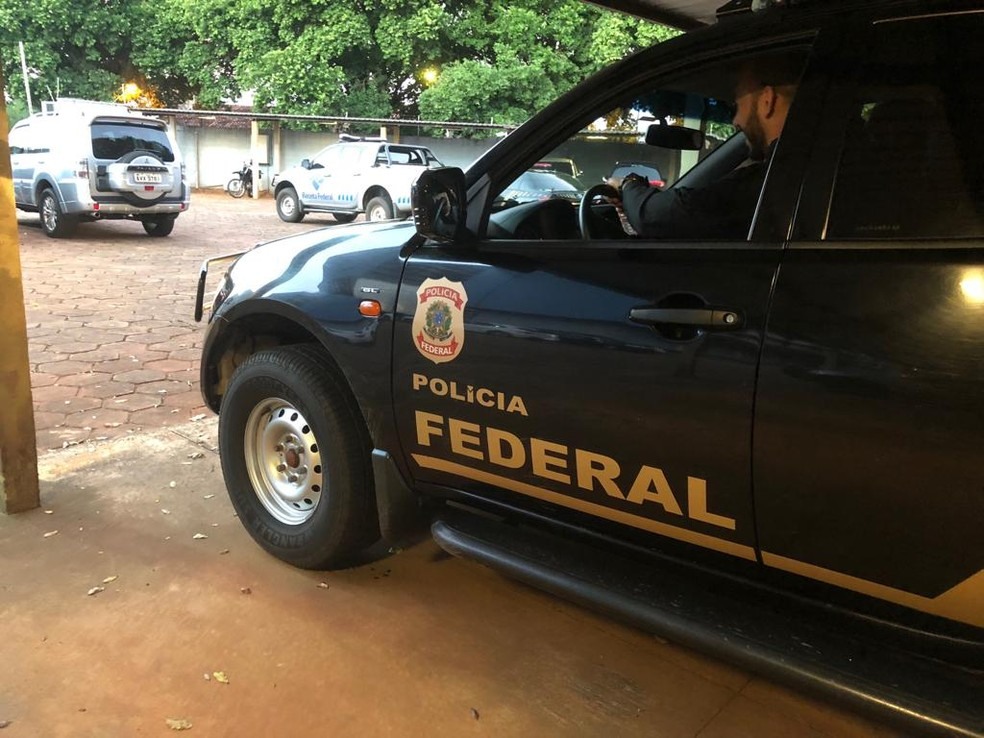 Carro da PF chega a SuperintendÃªncia da PF em Campo Grande com material apreendido durante a sexta fase da Lama AsfÃ¡ltica, a Computadores de Lama â?? Foto: ClÃ¡udia Gaigher/TV Morena