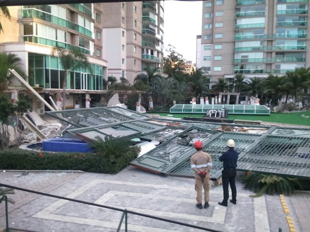 Área de lazer desabou em Vitória (Foto: Bernardo Coutinho/ A Gazeta)