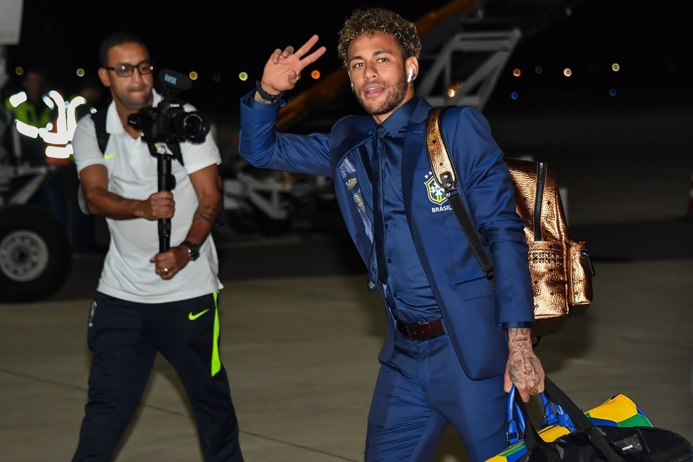 Neymar na chegada da seleÃ§Ã£o brasileira na RÃºssia (Foto: Nelson Almeida / AFP)