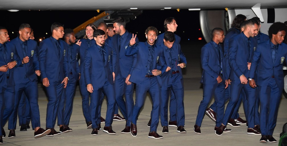 Neymar e Tite na chegada da seleÃ§Ã£o brasileira na RÃºssia (Foto: Nelson Almeida / AFP)