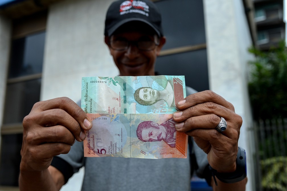 Pela cotaÃ§Ã£o oficial, dÃ³lar Ã© negociado a 14.843,54 bolÃ­vares soberanos â?? Foto: Federico Parra/AFP