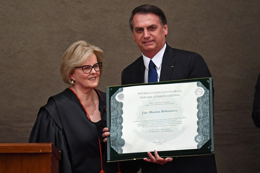 O presidente eleito, Jair Bolsonaro, recebe da presidente do Tribunal Superior Eleitoral, ministra Rosa Weber, o diploma que o habilita a assumir a PresidÃªncia â?? Foto: Evaristo SÃ¡/AFP