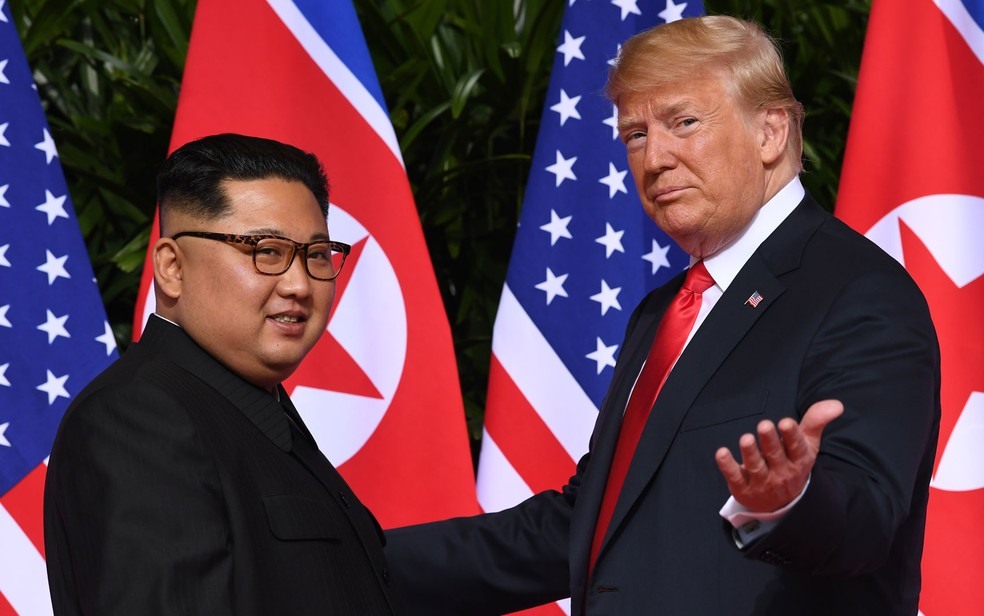 O lÃ­der norte-coreano Kim Jong-un e o presidente americano Donald Trump posam para foto durante encontro em Singapura â?? Foto: Saul Loeb/AFP