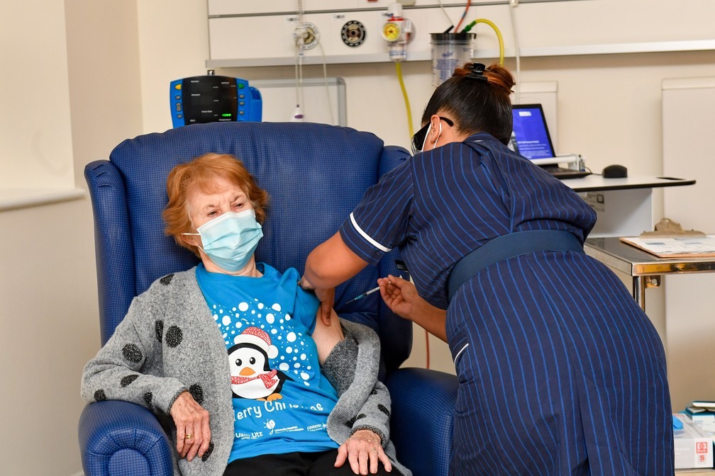 A britânica Margaret Keenan, de 90 anos, recebeu dose da vacina da Pfizer/BioNTech em um hospital de Coventry, na região central da Inglaterra — Foto: Jacob King/AFP