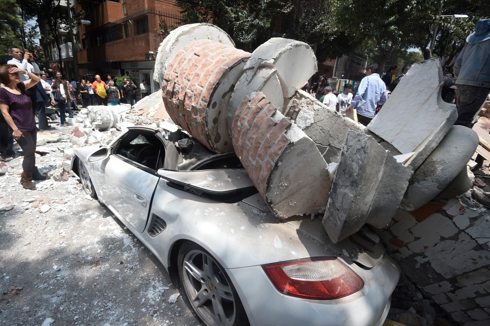 Carro é atingido por escombros de prédio após terremoto atingir a Cidade do México  (Foto: Alfredo Estrella / AFP)