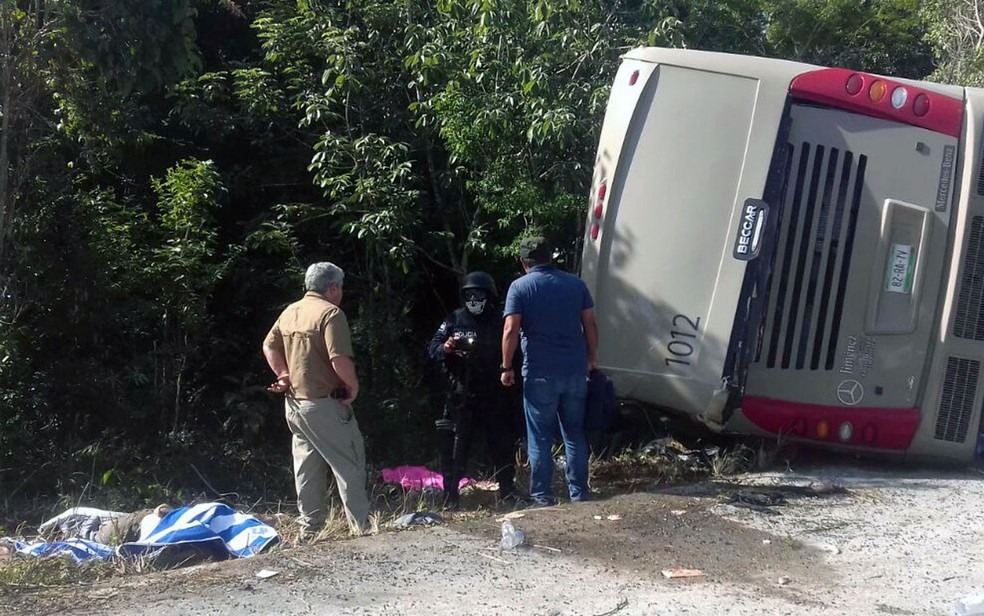 Policiais e paramédicos trabalham em local onde ônibus com turistas sofreu acidente entre El Cafetal e Mahahual, em Quintana Roo, no México, na terça-feira (19) (Foto: Manuel Jesús Ortega Canche/AFP)