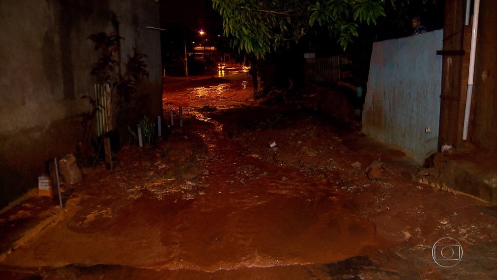 Chuva causa estragos em Contagem, na Grande BH (Foto: Reprodução/TV Globo)