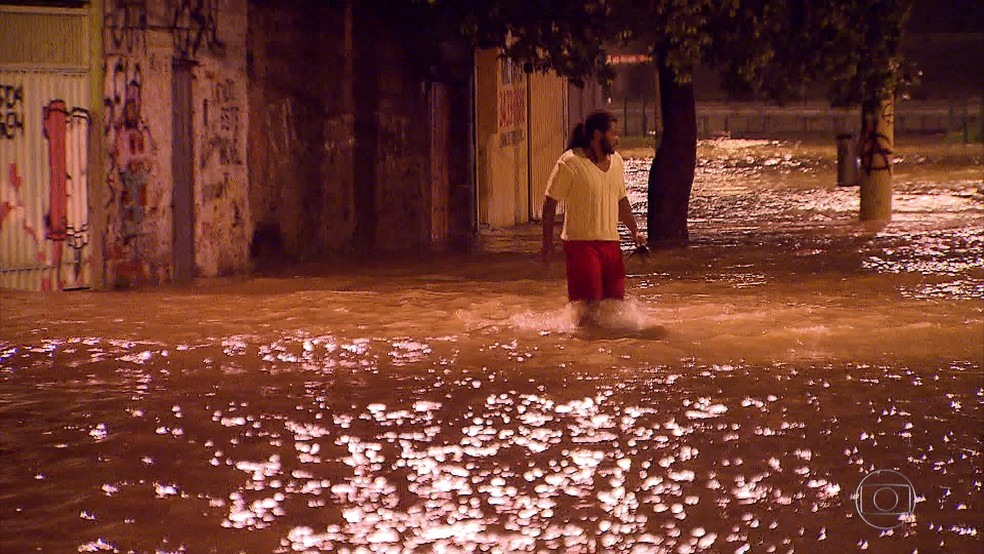 Temporal deixou ruas alagadas em Contagem, na Grande BH (Foto: Reprodução/TV Globo)