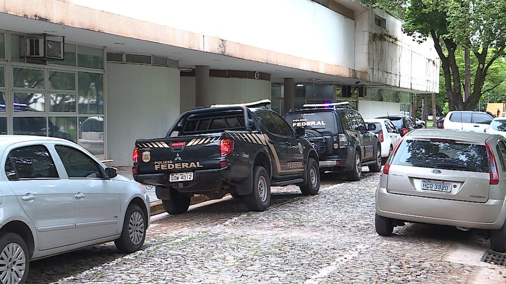 Viaturas da PF perto da reitoria da UFMG, em BH (Foto: Reprodução/TV Globo)