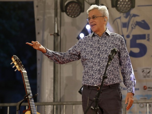 Caetano Veloso durante show no festival brasileiro Lavagem da Madeleine, em Paris (Foto: FRANCOIS GUILLOT / AFP)