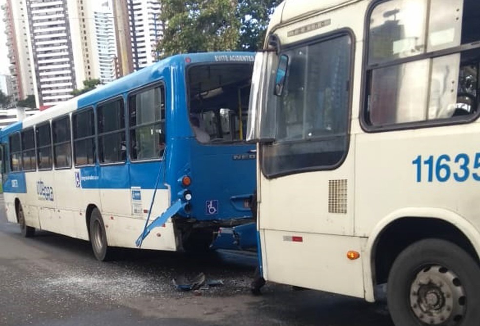 Acidente ocorreu na via exclusiva para Ã´nibus â?? Foto: Arquivo pessoal