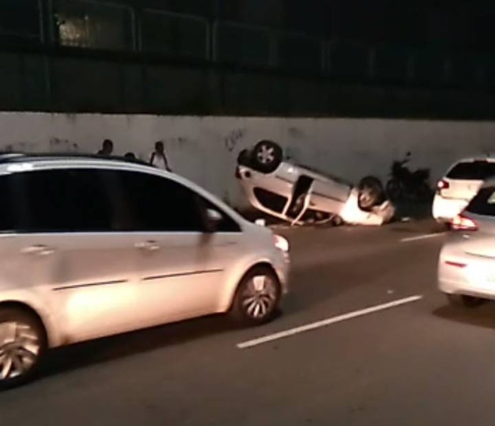 Carro capota e deixa trânsito lento em Salvador — Foto: Reprodução/Redes sociais