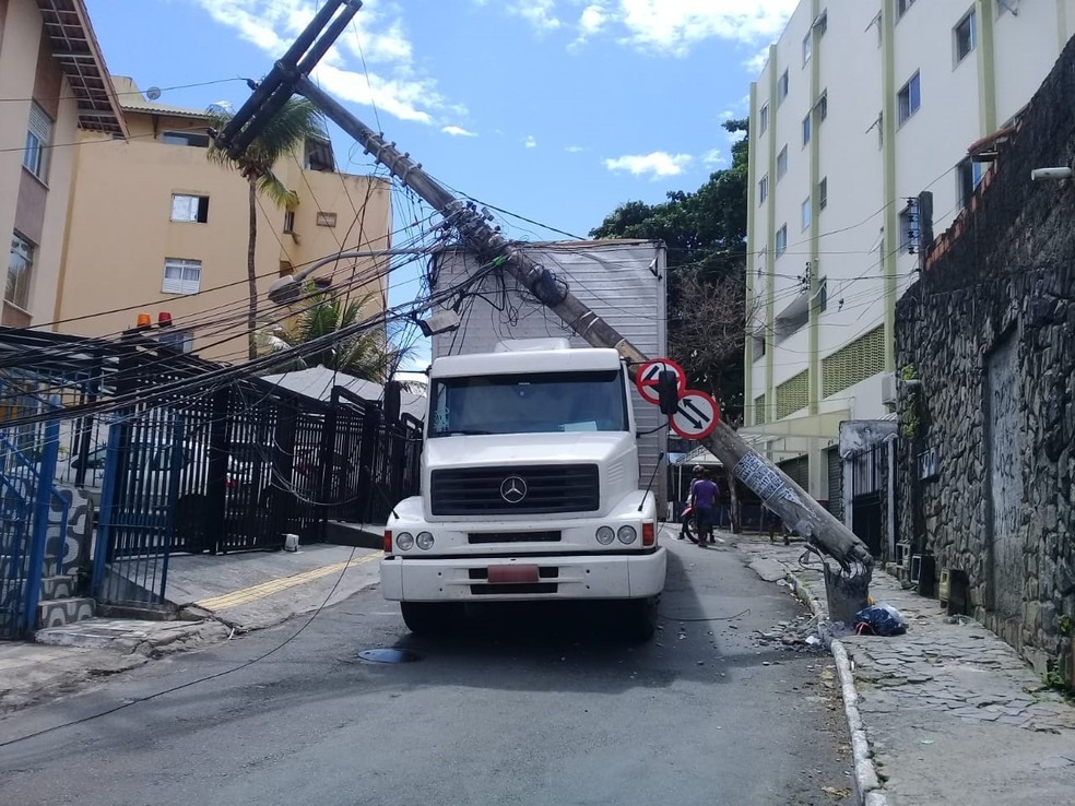 CaminhÃ£o derruba poste no Rio Vermelho â?? Foto: Cid Vaz/TV Bahia