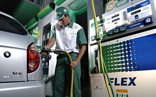 Resultado de imagem para fotos de bombas de combustível abastecendo veículos petrobras