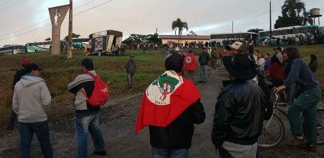 Caravanas contra e a favor de Lula já chegaram a Curitiba para o depoimento do ex-presidente / Foto: Wellington Lenon/Facebook MST