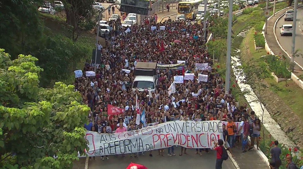 Protesto contra os cortes das universidades federais Ã© realizado em Salvador â?? Foto: ReproduÃ§Ã£o/TV Bahia