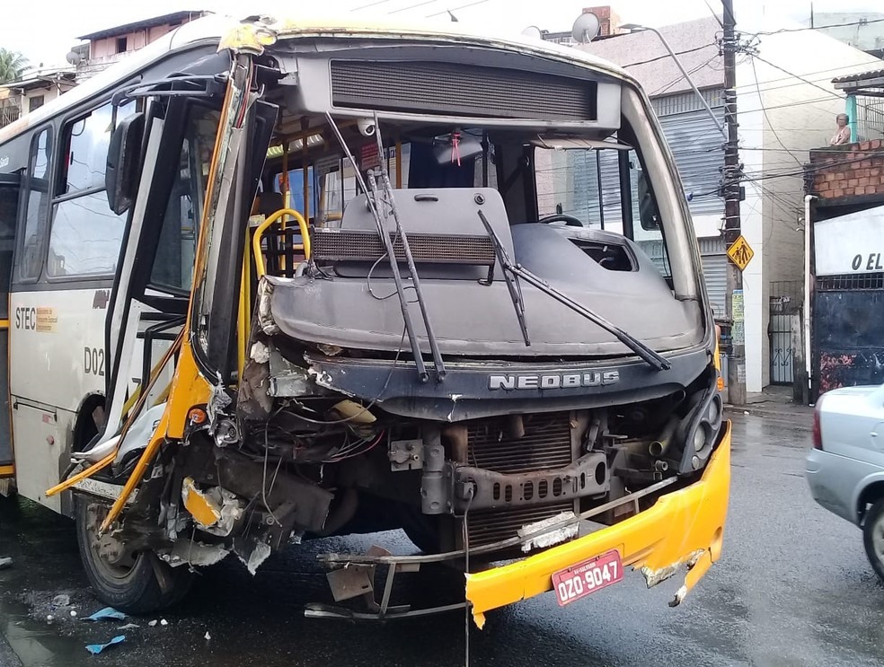 Ã?nibus bateu em poste na Av. San Martin â?? Foto: Cid Vaz/TV Bahia