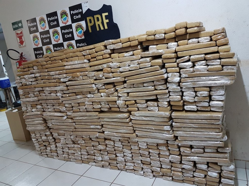 Tabletes de maconha que estavam dentro de um carro de passeio (Foto: PRF/ Divulgação)