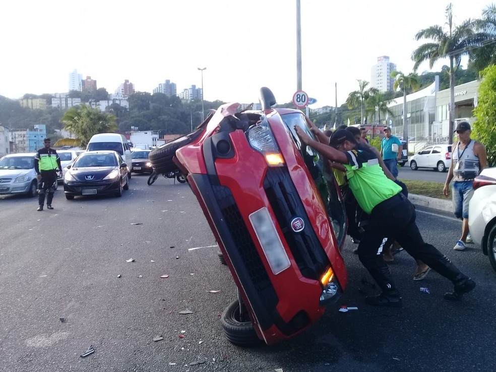 Segundo testemunhas, motorista do carro que causou acidente demonstrava sinais de embriaguez â?? Foto: Cid Vaz/TV Bahia