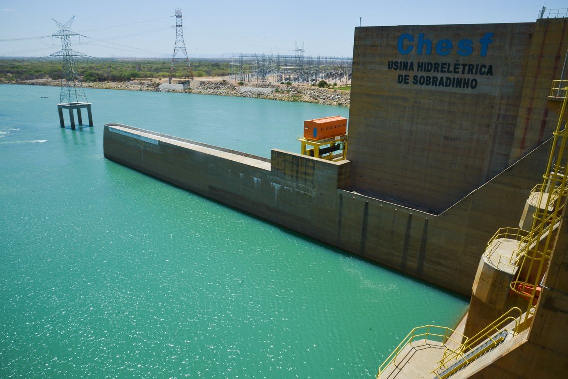 Sobradinho - A Usina HidrelÃ©trica de Sobradinho tem capacidade total de 1050 megawatts, mas com a falta de Ã¡gua sÃ³ tem sido possÃ­vel gerar cerca de 160 megawatts (Marcello Casal Jr/AgÃªncia Brasil)