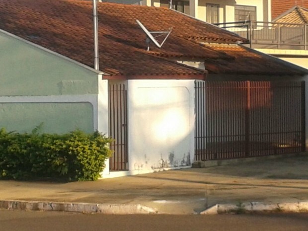 Policiais federais cumprem mandado em casa do bairro Portinho Pache, em Campo Grande (Foto: Osvaldo Nóbrega/ TV Morena)