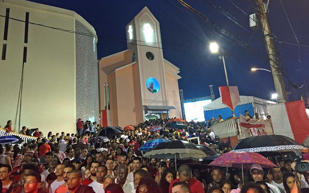 Sob forte chuva, centenas de fiéis lotaram a Igreja Matriz de São Jorge, em Quintino, na Zona Norte do Rio, desde a madrugada deste domingo (23) para as celebrações do dia do Santo Guerreiro. Com igreja lotada, milhares seguem do lado de fora (Foto: Fernanda Rouvenat / G1)