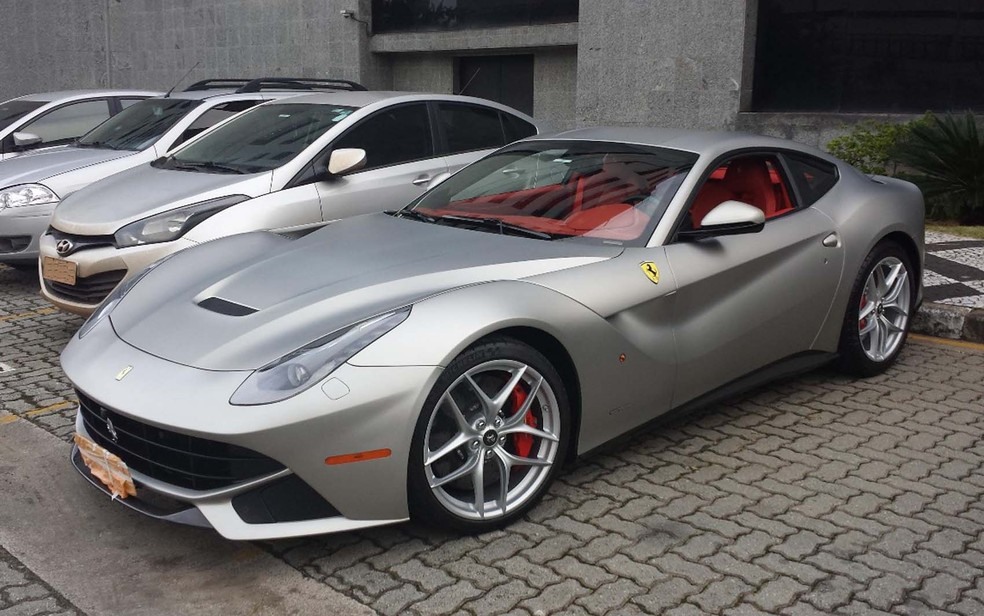 Polícia Federal apreendeu veículo da marca Ferrari e outros carros de luxo em São Paulo nesta quinta-feira (1) durante Operação Descarte, um desdobramento da Lava Jato  (Foto: Polícia Federal/Divulgação)