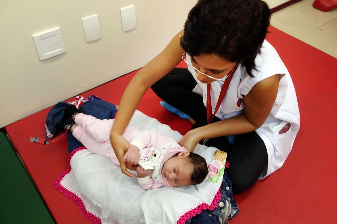 Recife - A fisioterapeuta Cynthia Ximenes da Associação de Assistência à Criança Deficiente atende bebês com microcefalia e orienta as mães sobre como fazer os exercícios em casa para melhorar o desenvolvimento das crianças (Sumaia Villela