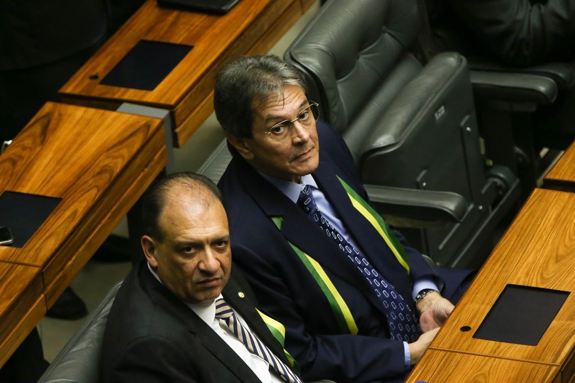 BrasÃ­lia - Roberto Jeferson (dir) durante sessÃ£o para votaÃ§Ã£o da autorizaÃ§Ã£o ou nÃ£o da abertura do processo de impeachment da presidenta Dilma Rousseff, no plenÃ¡rio da CÃ¢mara dos Deputados. ( Marcelo Camargo/AgÃªncia Brasil)