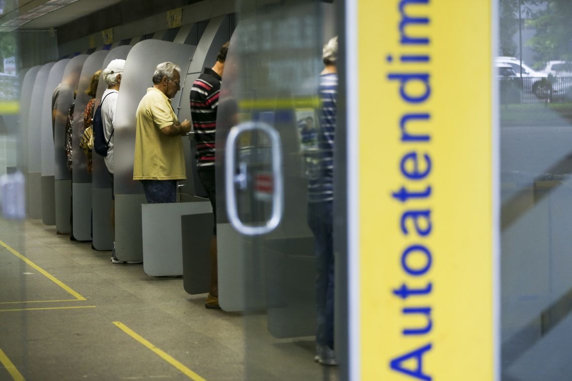 BrasÃ­lia - O Banco do Brasil vai fechar agÃªncias bancÃ¡rias, ampliar o atendimento digital, lanÃ§ar um plano de aposentadoria incentivada e propor reduÃ§Ã£o de jornada de trabalho para parte dos funcionÃ¡rios (Marcelo Camargo/AgÃªncia Brasil)