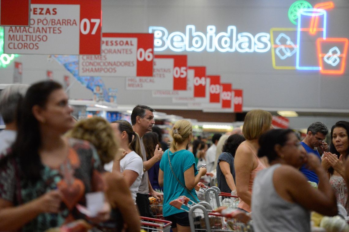 VitÃ³ria (ES) - Supermercados lotados com filas nos caixas e na entrada funcionam com horÃ¡rio reduzido (TÃ¢nia RÃªgo/AgÃªncia Brasil)